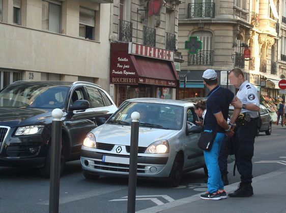 Voleur présumé menotté rue Friant dans le 14e arrondissement de Paris.