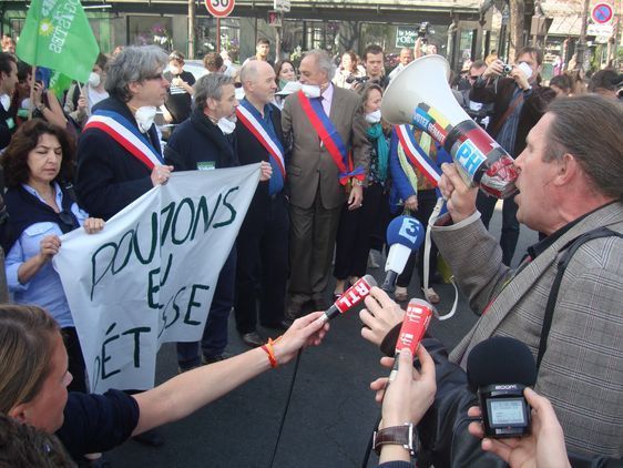 A droite : Sylvain Garel lors de l'action surprise collective des élus du groupe EELVA le 28 mars 2012 - Photo : VD.