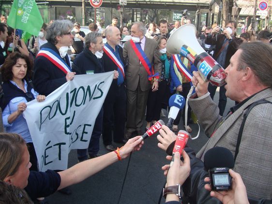 A droite : Sylvain Garel lors de l'action surprise collective des élus du groupe EELVA le 28 mars 2012 - Photo : VD. A droite : Sylvain Garel lors de l'action surprise collective des élus du groupe EELVA le 28 mars 2012 - Photo : VD.