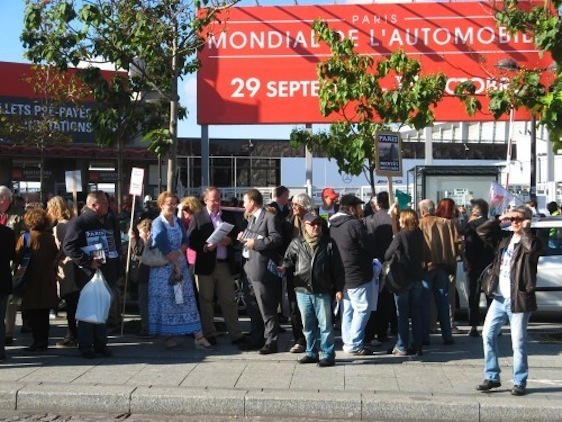 Manifestation le 29 septembre 2012 devant le Mondial de l'Auto (c) Photo : M Jan Wyers, Administrateur de l'Association SOS Paris.