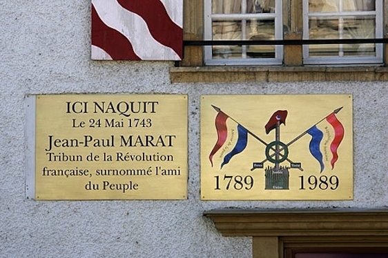 Plaque commémorative sur la maison natale de Jean-Paul Marat à Boudry, commune suisse du canton de Neuchâtel (c) Photo Roland Zumbühl - Arlesheim. En 2005, la France refuse à la Suisse la pose d'une plaque commémorant le courage de la garde Suisse, en témoignage de reconnaissance et d’amitié au peuple suisse. Le massacre de la garde Suisse le 10 août puis les 2 et 3 septembre 1792 marque le début de la Terreur. Cette plaque était destinée à la Chapelle expiatoire, ancien lieu du charnier où les corps ont été jetés. Le Maire de Paris, soutenu par le Ministre de la Culture, met son veto. La plaque est alors remise au Musée des Invalides et personne ne l'a plus jamais revue. Plaque commémorative sur la maison natale de Jean-Paul Marat à Boudry, commune suisse du canton de Neuchâtel (c) Photo Roland Zumbühl - Arlesheim. En 2005, la France refuse à la Suisse la pose d'une plaque commémorant le courage de la garde Suisse, en témoignage de reconnaissance et d’amitié au peuple suisse. Le massacre de la garde Suisse le 10 août puis les 2 et 3 septembre 1792 marque le début de la Terreur. Cette plaque était destinée à la Chapelle expiatoire, ancien lieu du charnier où les corps ont été jetés. Le Maire de Paris, soutenu par le Ministre de la Culture, met son veto. La plaque est alors remise au Musée des Invalides et personne ne l'a plus jamais revue.