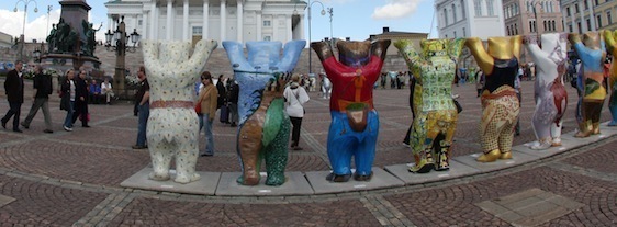 United Buddy Bears à Helsinki sur Senatsplatz en 2010 (c) Photo : Oma Teos.