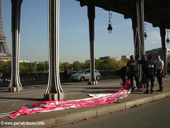 La banderole, avec l'image des 4 Présidents de la République, est décrochée du Pont Bir-Hakeim à 14h50. La banderole, avec l'image des 4 Présidents de la République, est décrochée du Pont Bir-Hakeim à 14h50.