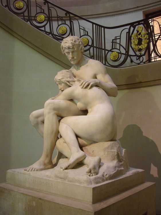 Le Paradis Perdu (1883), Marbre, Oeuvre de Jean Gautherin (1840 - 1890), sculpture exposée au centre de l'escalier d'honneur de la mairie du 5e arrondissement.