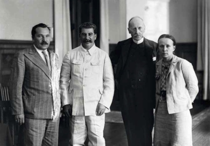 Exposition Intelligentsia à Paris : Aleksandr Arossev, directeur de la VOKS, Joseph Staline, Romain Rolland et Maria Koudacheva au Kremlin, à Moscou en 1935 à l’occasion de l’entretien entre le dictateur et "le plus grand écrivain du monde" © RGAKFD - Photographe inconnu. Exposition Intelligentsia à Paris : Aleksandr Arossev, directeur de la VOKS, Joseph Staline, Romain Rolland et Maria Koudacheva au Kremlin, à Moscou en 1935 à l’occasion de l’entretien entre le dictateur et "le plus grand écrivain du monde" © RGAKFD - Photographe inconnu.