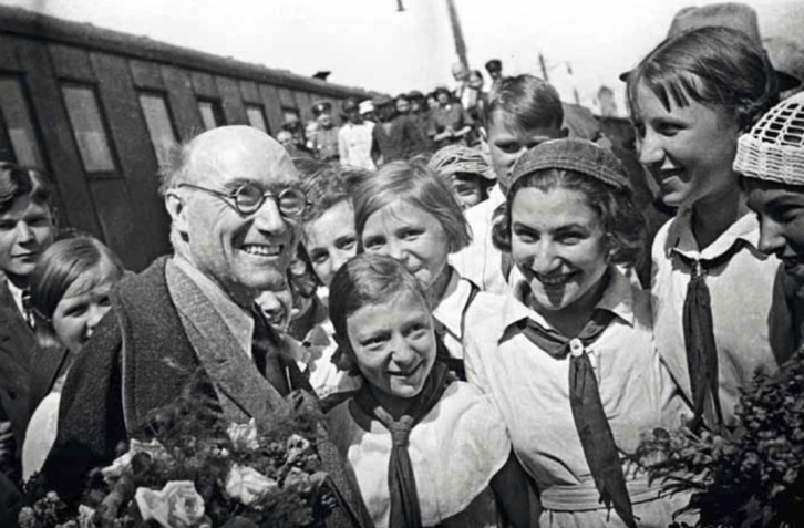 André Gide entouré de pionniers à la gare de Biélorussie à Moscou en 1936 © RGAFD - Photographe inconnu.