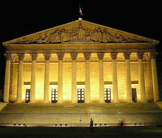L'Assemblée nationale éclairée de nuit (c) Christophe Eyquem.