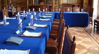 Salle du conseil de la mairie du 7e arrondissement. Salle du conseil de la mairie du 7e arrondissement.