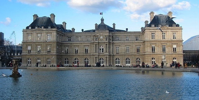 Le Palais du Luxembourg vu du bassin du jardin © Xeph.