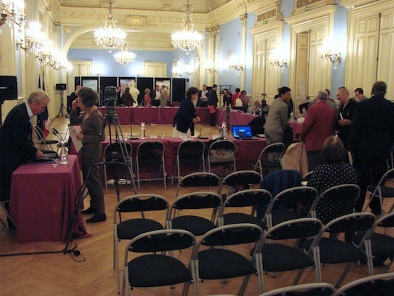 Les PV des 3 conseils précédents du 20e arrondissement ont été approuvés lors du conseil du 29 novembre 2012 - Photo : Fin du conseil du 13 septembre 2012 - VD.