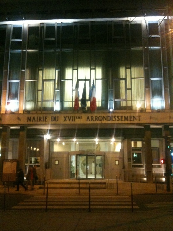 La mairie du 17e arrondissement avec au 1er étage la salle éclairée du conseil d'arrondissement - Photo : GBJ.