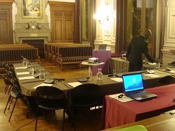 La salle des mariages réaménagée pour le conseil du 4e arrondissement.