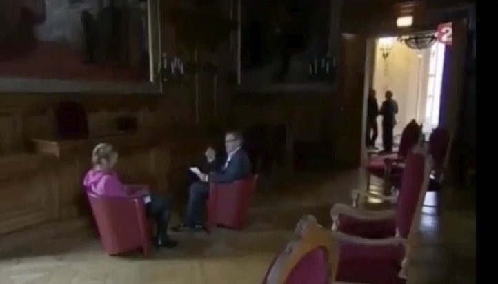 A 4 minutes 52 secondes du début de l'interview, et à 1 minute 10 secondes de la fin : "On est un petit peu dans le noir" (c) Capture d'écran France 2.