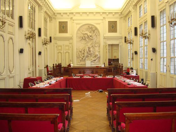 La salle des mariages réaménagée pour le conseil du 10e arrondissement. La salle des mariages réaménagée pour le conseil du 10e arrondissement.