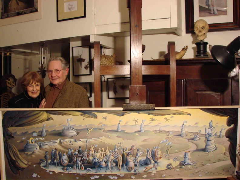 Claude Verlinde et son épouse dans l'atelier d'artiste devant la toile "La Folie mène le monde" © DR 2011