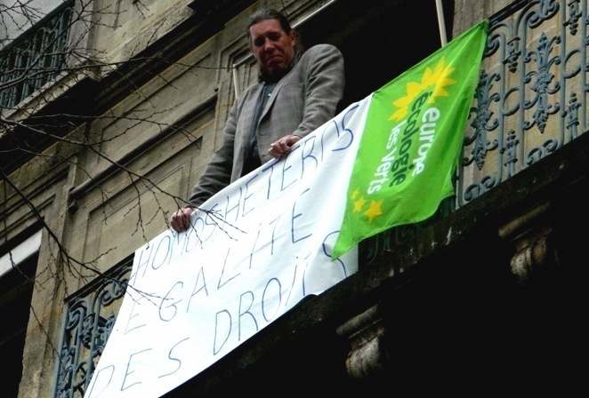 Banderole EELVA (ici avec Sylvain Garel, co-président du groupe politique membre de la majorité municipale) : la contre-participation à la manifestation du 13 janvier 2013 - Photo : DR. Banderole EELVA (ici avec Sylvain Garel, co-président du groupe politique membre de la majorité municipale) : la contre-participation à la manifestation du 13 janvier 2013 - Photo : DR.