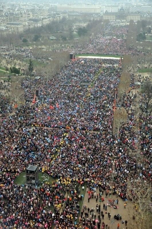 Les 800 000 opposants, selon les organisateurs, au projet de "Mariage pour tous" sur le Champ de Mars le 13 janvier 2013 de 15h à 19h (c) Photo DR. Les 800 000 opposants, selon les organisateurs, au projet de "Mariage pour tous" sur le Champ de Mars le 13 janvier 2013 de 15h à 19h (c) Photo DR.