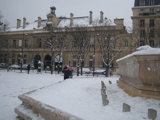 La mairie du VIe arrondissement et la Place Saint Sulpice sous la neige le 20 janvier. La mairie du VIe arrondissement et la Place Saint Sulpice sous la neige le 20 janvier.