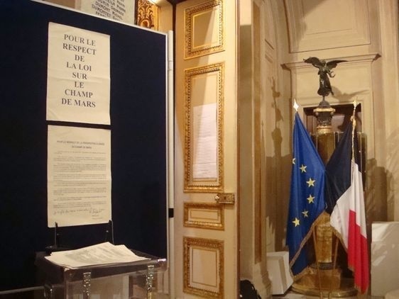 A l'entrée de la salle du conseil - Photo Archives Paris Tribune.