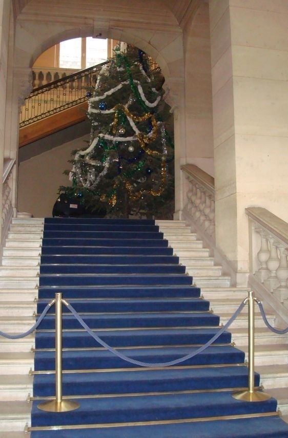 Escalier d'honneur de la mairie du XIIIe arrondissement - Photo Archives Paris Tribune.