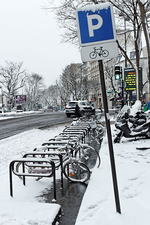 Le boulevard de Ménilmontant délimite le XIe et le XXe arrondissement. Long de 1 080 mètres, il est large de 42 mètres environ - Crédit photo : Boulevard de Ménilmontant - Arceaux à vélo sous la neige le 19 janvier 2013 / Coyau.