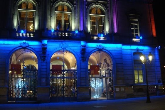 La mairie du XIe arrondissement illuminée en décembre 2012 - janvier 2013 - Photo : PT.