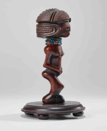 Feminine figure, Lwena Tschokwé, Angola, 19th century, wood, copper alloy, glass pearls, 15cm high, donated by Marc Ladreit de Lacharrière © musée du Quay Branly - Jacques Chirac, photo Pauline Guyon.