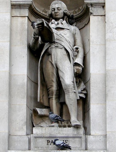 Statue de Jean-Nicolas Pache (1746 - 1823) sur la façade de l'Hôtel de Ville de Paris. Maire de Paris du 14 février 1793 au 10 mai 1794, il est confronté à une crise des denrées alimentaires, à l'augmentation des prix ainsi qu'à de nombreuses manifestations des sections parisiennes - Photo : Vassil sous licence creative commons.
