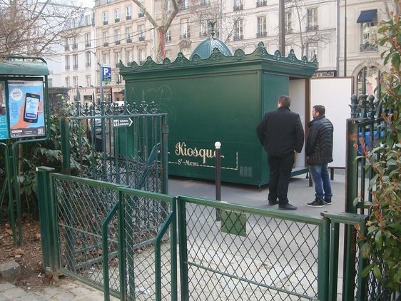 Le 20 février 2013 : Le titulaire de la convention d'occupation du domaine public à titre provisoire et l'agent ERDF le jour de l'arrivée du kiosque Saint-Michel sur le boulevard Saint-Germain