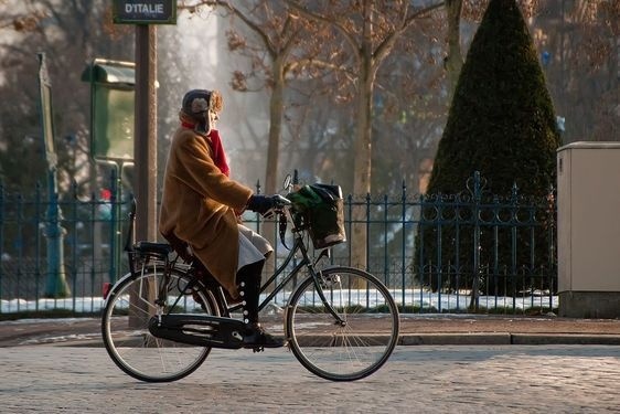Cycliste place d'Italie à Paris en hiver - Photo : AI sous licence creative commons.