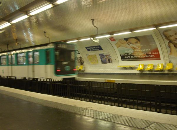 Affiche publicitaire dans le métro parisien - Photo : PT.