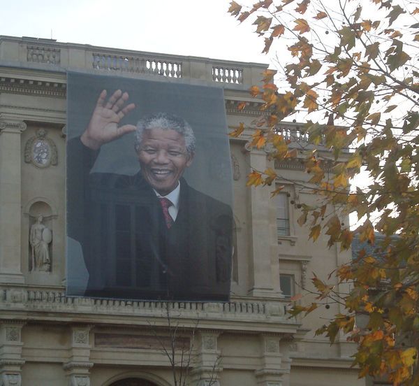Portrait de Nelson Mandela sur la façade du ministère des Affaires étrangères - Photo : VD.