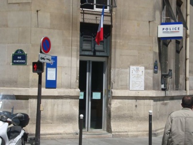 Entrée sur la place Saint Sulpice du commissariat central du 6e - Crédit : VD. Entrée sur la place Saint Sulpice du commissariat central du 6e - Crédit : VD.