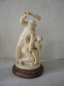 Lot 81 Ivoire sculpté fessée XXe h 17 cm - 200 300 € © Maître Bernard Galateau. Lot 81 Ivoire sculpté fessée XXe h 17 cm - 200 300 € © Maître Bernard Galateau.