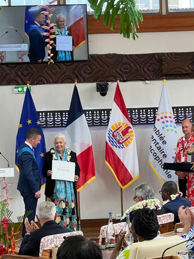 Flora Devatine-Aurima faite Chevalier de la Pléiade Flora Devatine-Aurima faite Chevalier de la Pléiade