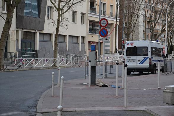 Un CRS en faction devant l'entrée de l'école juive Yaguel Yaacov de Montrouge - sauf ici sur cette photo prise le dimanche 11 janvier 2015 vers 15h © Paris Tribune.