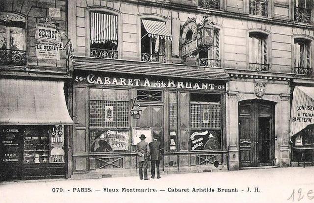 Exceptionnelle partie de la devanture du célèbre cabaret Aristide Bruant Le Mirliton exécutée en 1885 et composée de sept vitraux polychromes par Alfred Gréviin (1927-1992) © Ader SVV