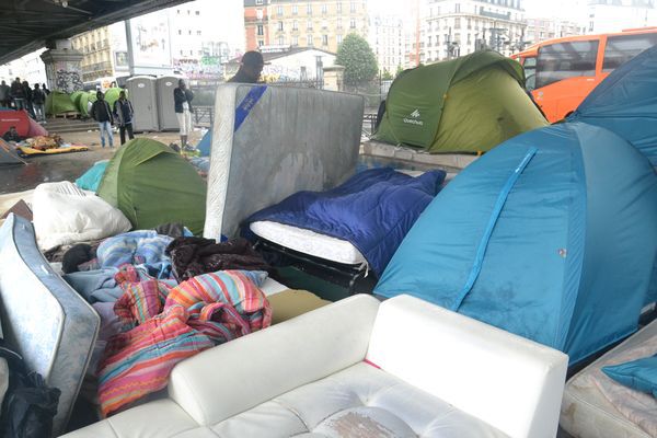 Camp illégal de migrants clandestins boulevard de la Chapelle à Paris © PT