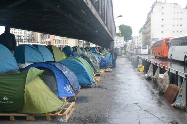 Campement illégal boulevard de la Chapelle © PT