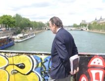 Jean-François Legaret présent lors du démontage des cadenas sur le Pont des Arts © VD