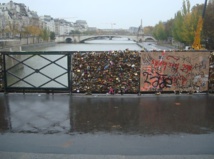 Pose de parois en verre expérimentale sur le Pont de l'Archevêché © VD Pose de parois en verre expérimentale sur le Pont de l'Archevêché © VD