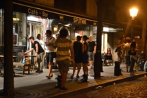 Un bar ferme à minuit rue de la Butte aux Cailles dans le 13e arrondissement © VD. Un bar ferme à minuit rue de la Butte aux Cailles dans le 13e arrondissement © VD.