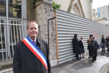 Philippe Goujon devant l'église sans culte, ancienne église Sainte Rita aujourd'hui murée © VD, PT. Philippe Goujon devant l'église sans culte, ancienne église Sainte Rita aujourd'hui murée © VD, PT.