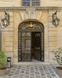Hôtel de Lauzun, 17 quai d'Anjou - Paris IV  Façade intérieure de l'ouest, porte © Mbzt sous licence Creative Commons.