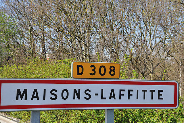 Panneau d'entrée dans la ville de Maisons-Laffitte dans le département des Yvelines © Moonik sous licence creative commons.