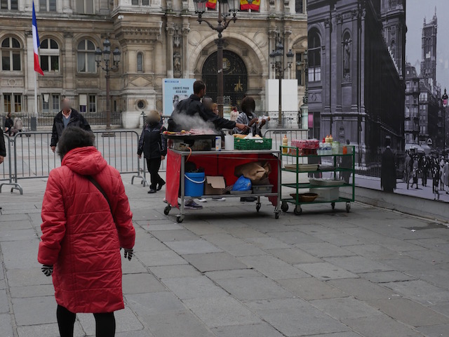 Place de l'Hôtel de Ville : les sandwichs étaient plus nombreux que les manifestants © VD - PT.