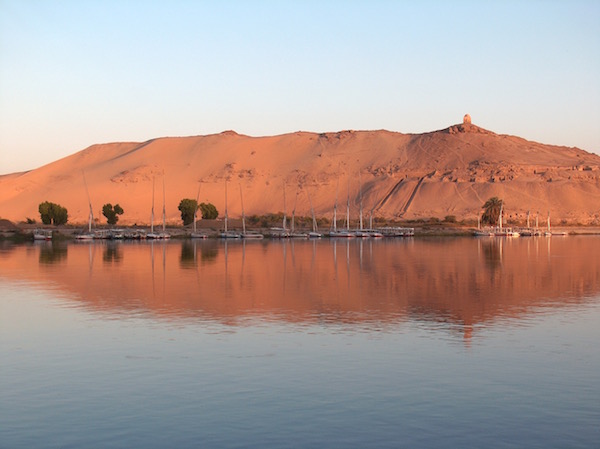 L'Egypte est un pays touristique : aube sur le Nil en Assouan @ RD Paris Tribune.