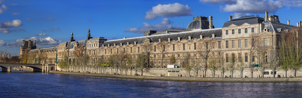 Le Musée du Louvre se trouve en zone inondable © tverkhovinets