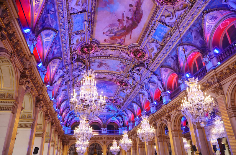 Le plafond illuminé de la salle des fêtes de l'Hôtel de Ville de Paris pour les voeux 2016 de l'exécutif parisien © VD Paris Tribune.