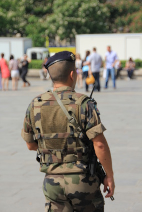Militaire patrouillant à Paris dans le cadre de l'opération Vigipirate © Fabien R.C.